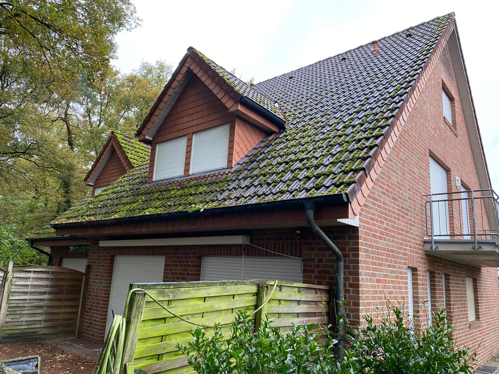 Verschmutztes Dach vor der Reinigung in Leschede